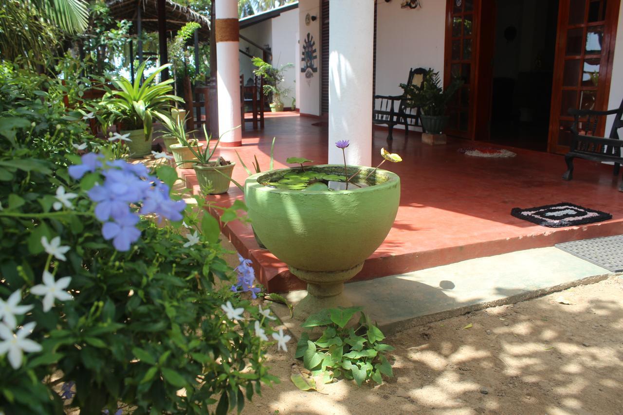 Julie Guest House Tangalle Exterior foto